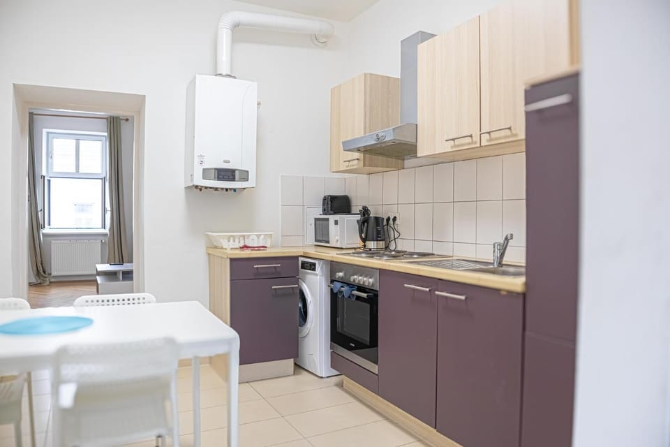 Coffee/tea facilities, Kitchen or kitchenette, Dining area, dishwasher, microwave, oven, stove, toaster