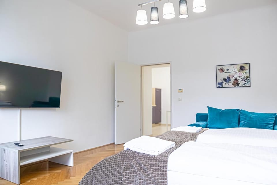 Bed, TV and multimedia, Seating area, Bedroom, towels