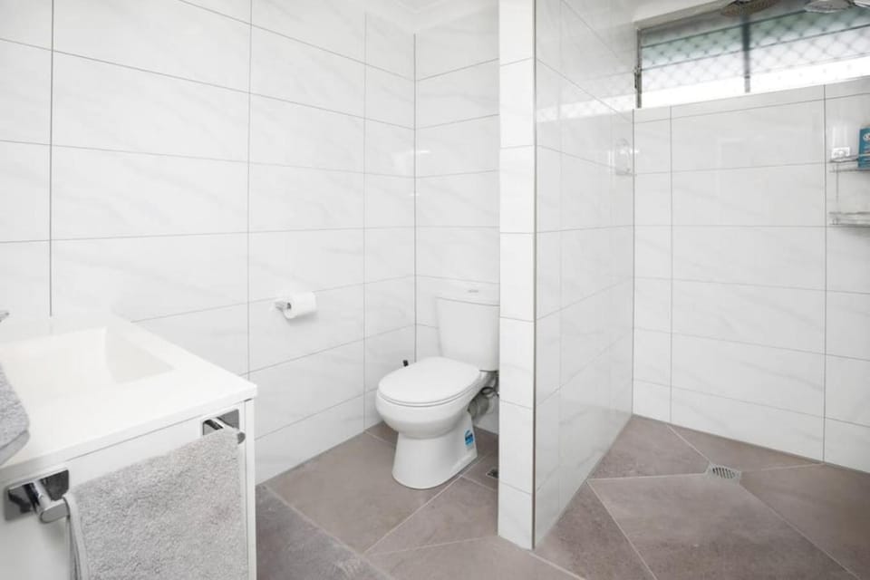 Shower, Toilet, Bathroom, heating, towels