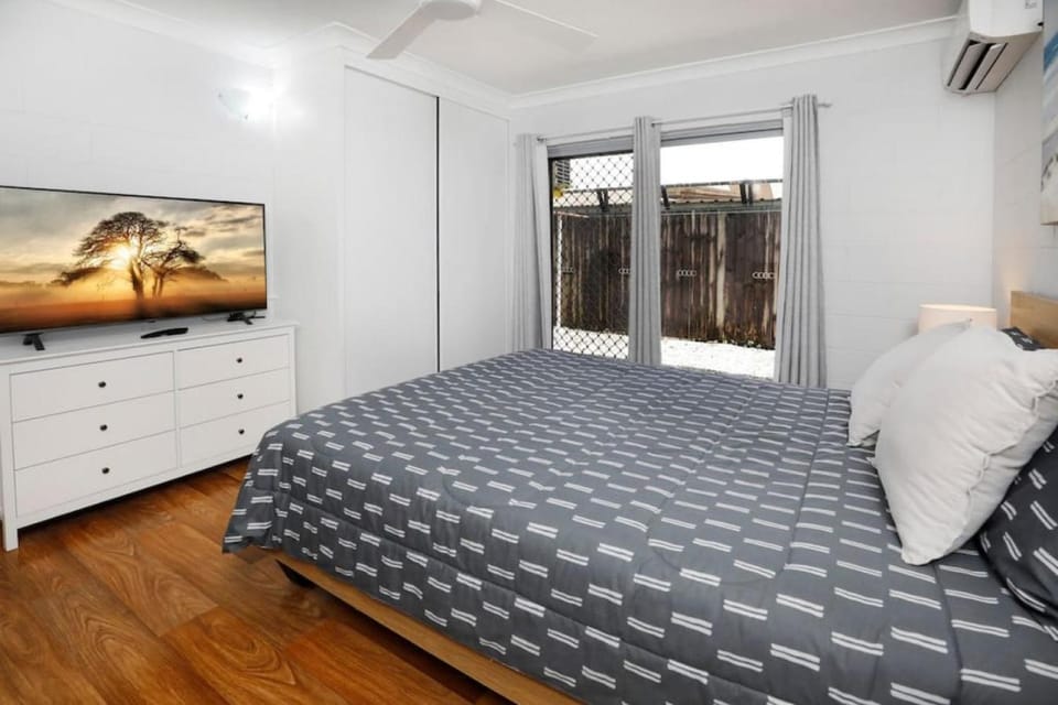 Patio, Bed, TV and multimedia, Bedroom, fireplace, wardrobe, air conditioner