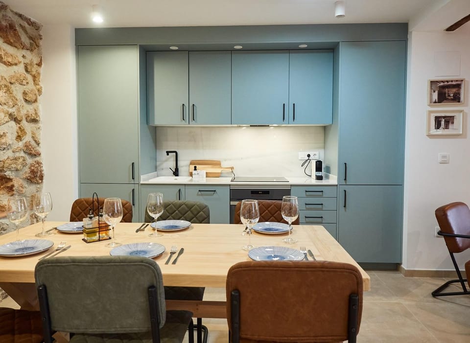 Kitchen or kitchenette, Dining area, minibar