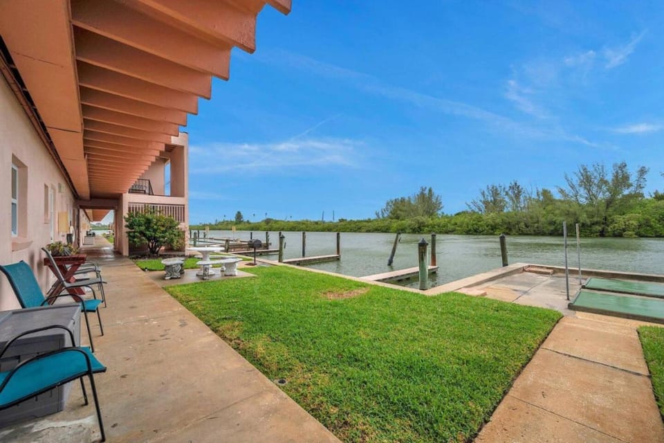 Picturesque Waterfront Studio Apartment in Redington Shores
