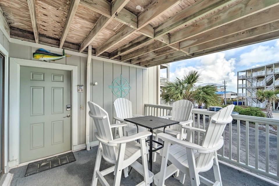 Bright Carolina Beach Condo - Walk to Shore! House in Carolina Beach