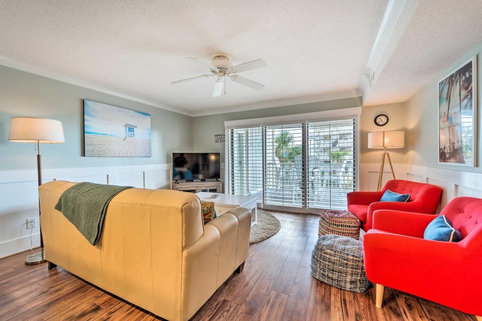 Bright Carolina Beach Condo - Walk to Shore! House in Carolina Beach