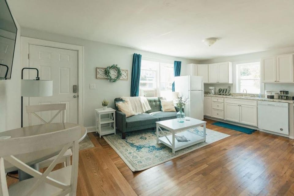 Kitchen or kitchenette, Living room, Seating area, Dining area, minibar, pet friendly, stove