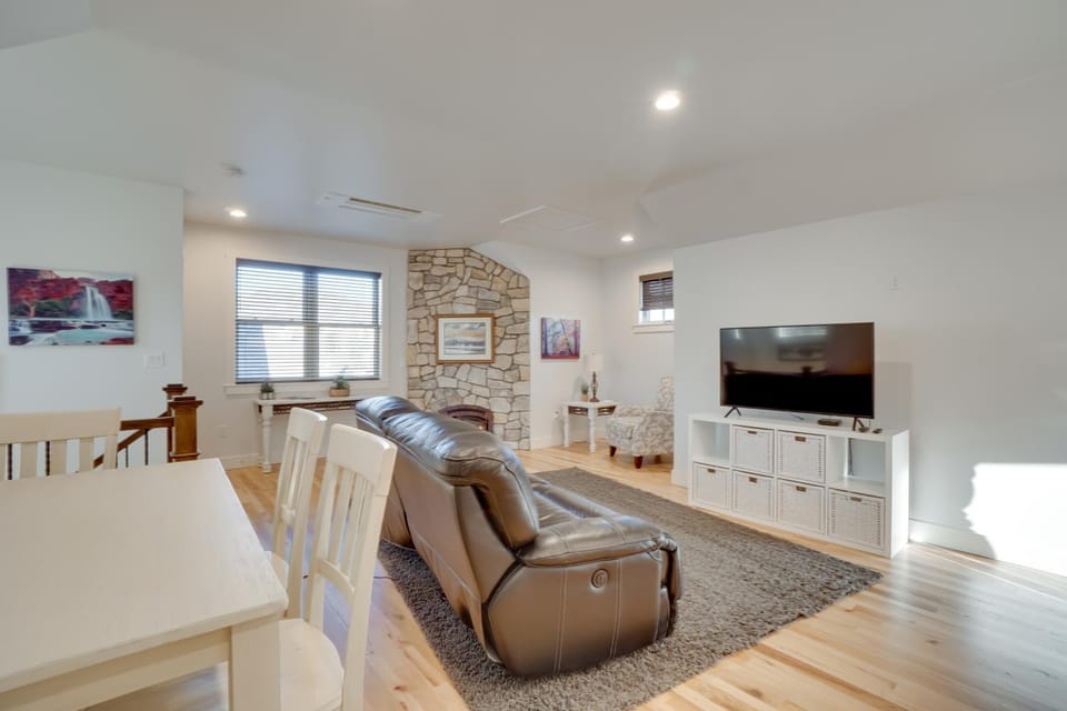 2 Mi to Town: Castle Rock Retreat w/ Fireplace! House in Castle Rock