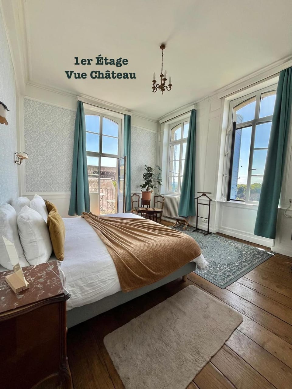 Mercier de Montigny - Les Chambres du Beffroi - SPA et Massage Bed and Breakfast in Fougères