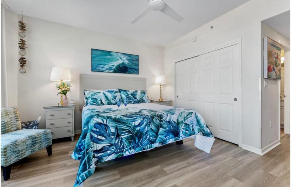 5 Star Resort 6th fl 2BR 2 BATH King Suite Shuttle Pools Family House in Destin