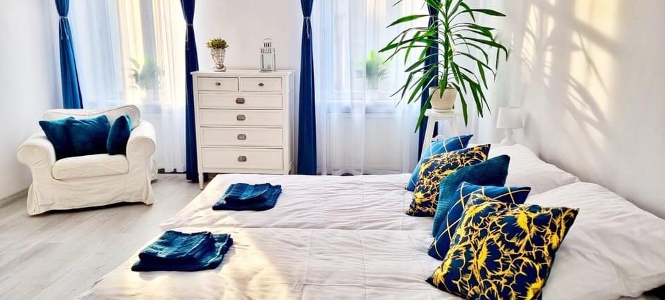 Bed, Seating area, Bedroom