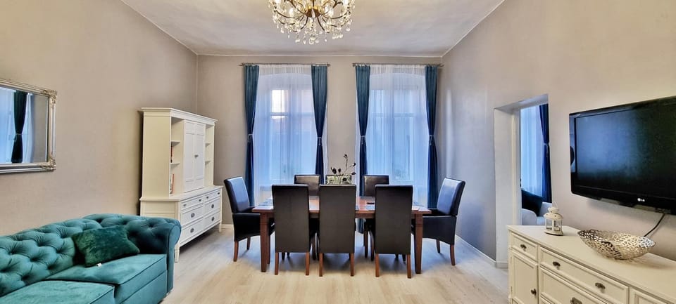 Communal lounge/ TV room, TV and multimedia, Living room, Seating area, Dining area