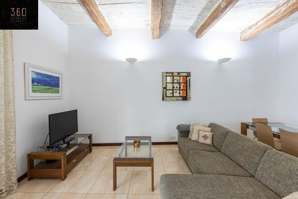 Seafront - Top Location, Top floor with WIFI & AC by 360 Estates Apartment in Valletta