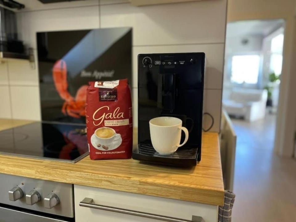 Coffee/tea facilities, Kitchen or kitchenette, stove