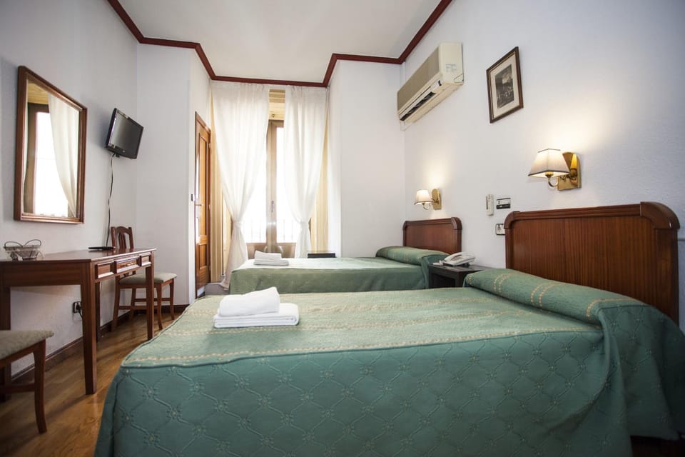 Photo of the whole room, Decorative detail