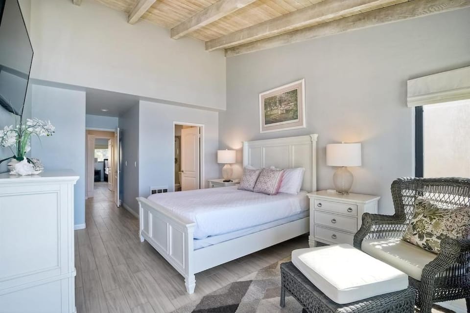 Oceanfront Views, Heated Pool, Hot Tubs, Parking Apartment in Solana Beach