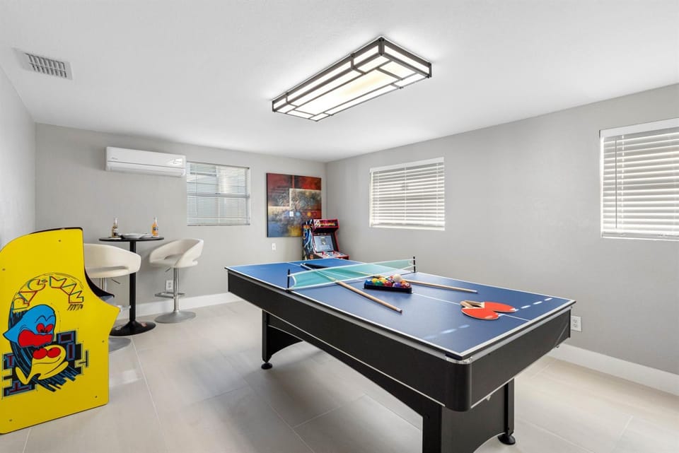 Luxury Heated Salt Pool House in Perfect Location House in Town N Country
