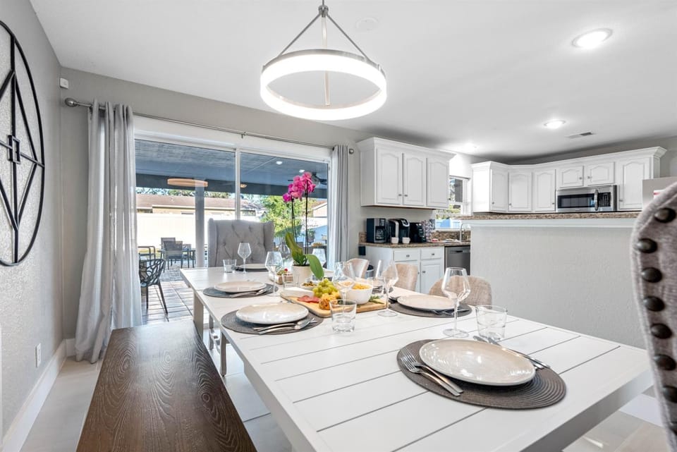 Luxury Heated Salt Pool House in Perfect Location House in Town N Country