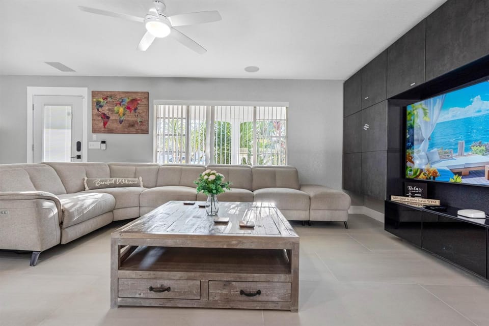 Luxury Heated Salt Pool House in Perfect Location House in Town N Country