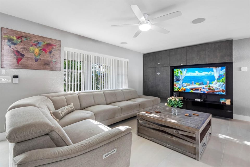 Luxury Heated Salt Pool House in Perfect Location House in Town N Country