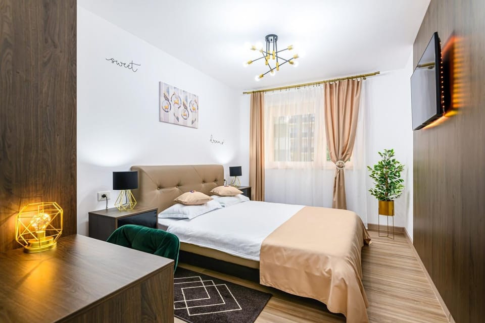 Bed, TV and multimedia, Photo of the whole room, Seating area, Bedroom