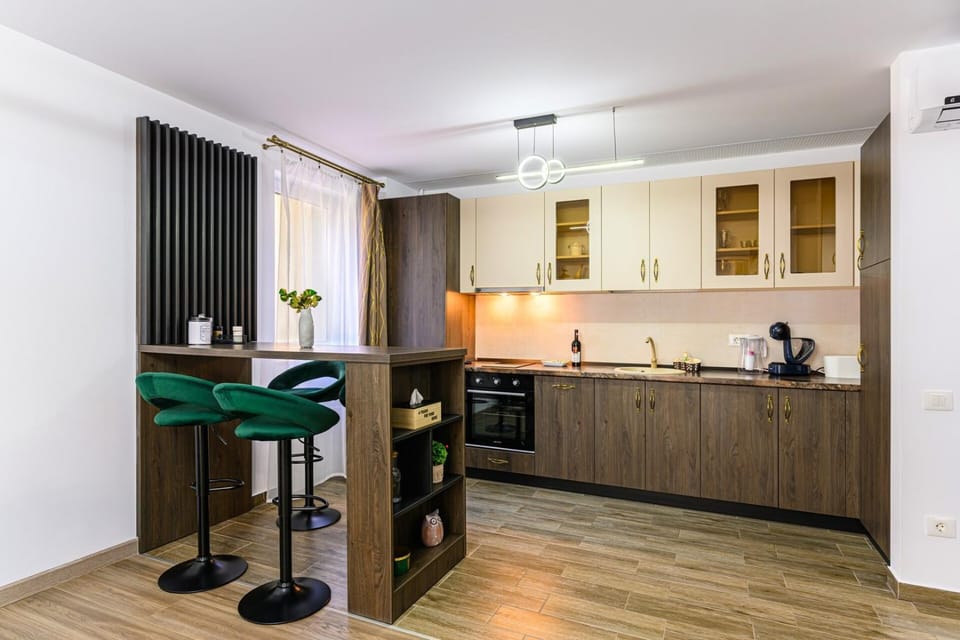 Coffee/tea facilities, Kitchen or kitchenette, Dining area, oven, stove