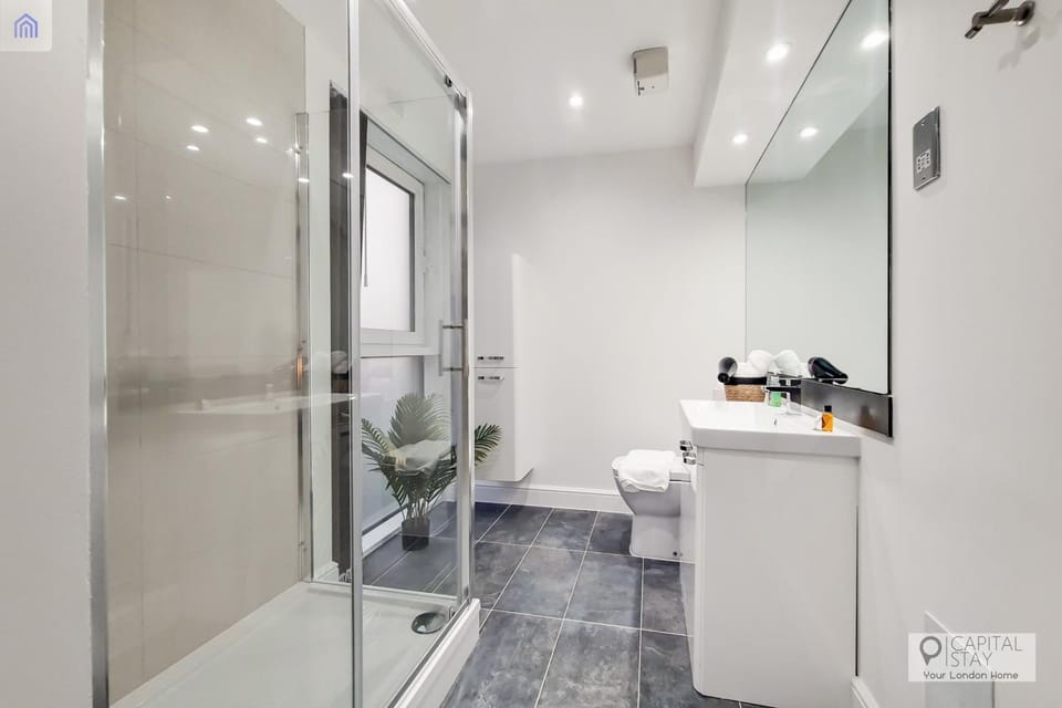 FREE PARKING - Stylish Three Bedroom Apartment by London ExCeL Apartment in London