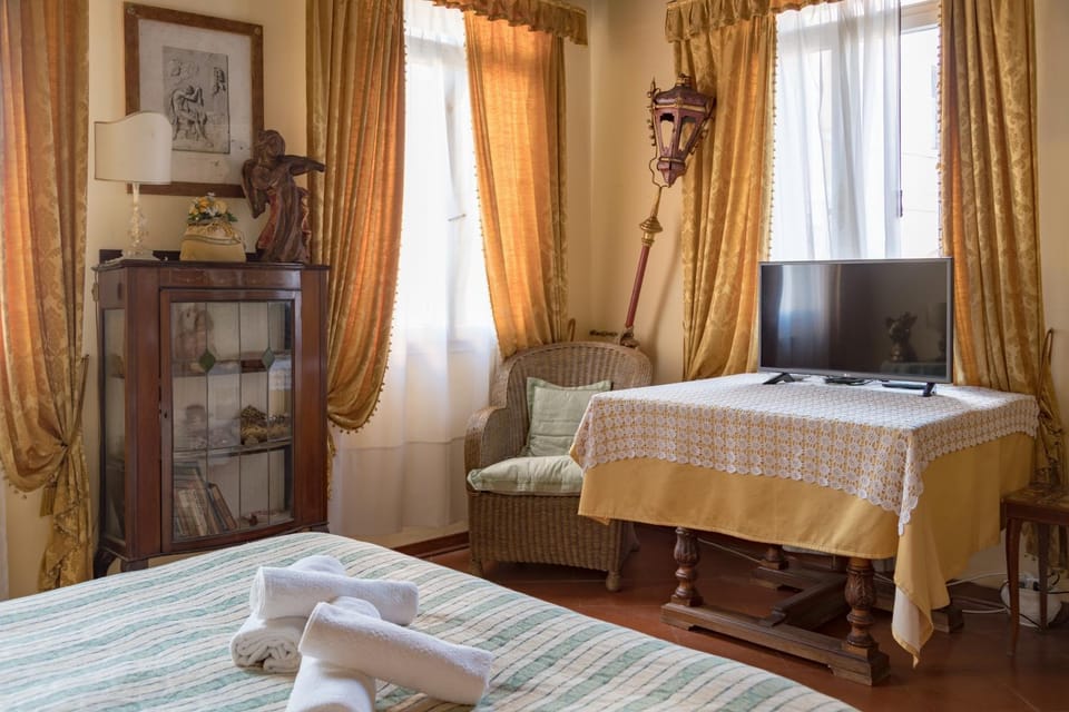 Bed, TV and multimedia, Photo of the whole room, Bedroom