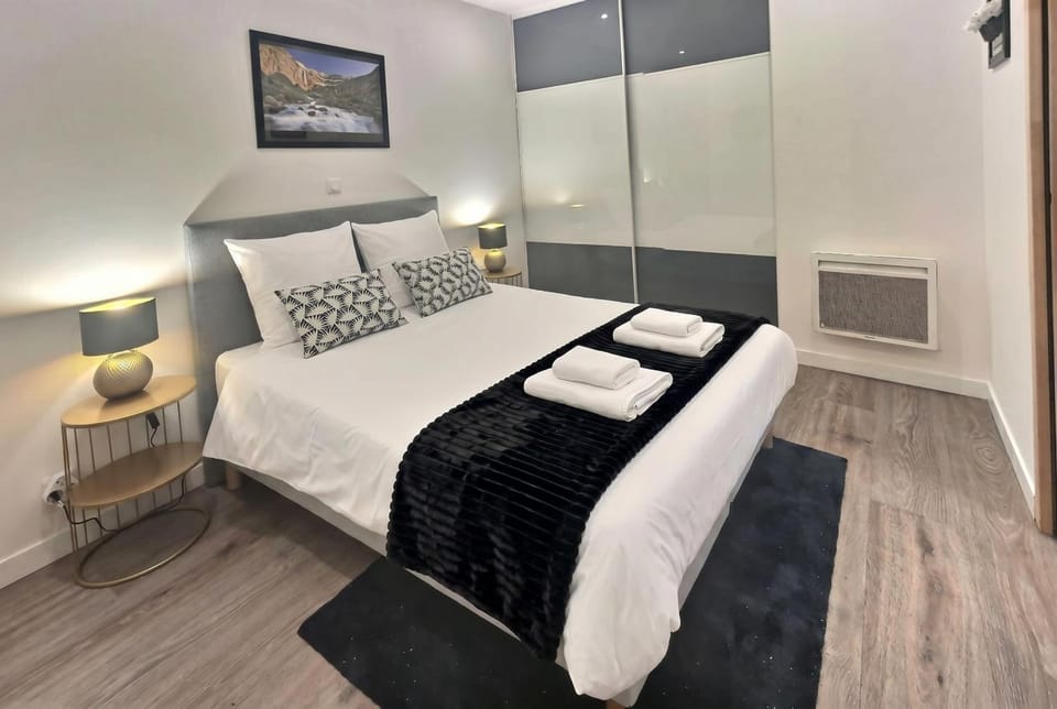 Bed, Photo of the whole room, Bedroom, towels