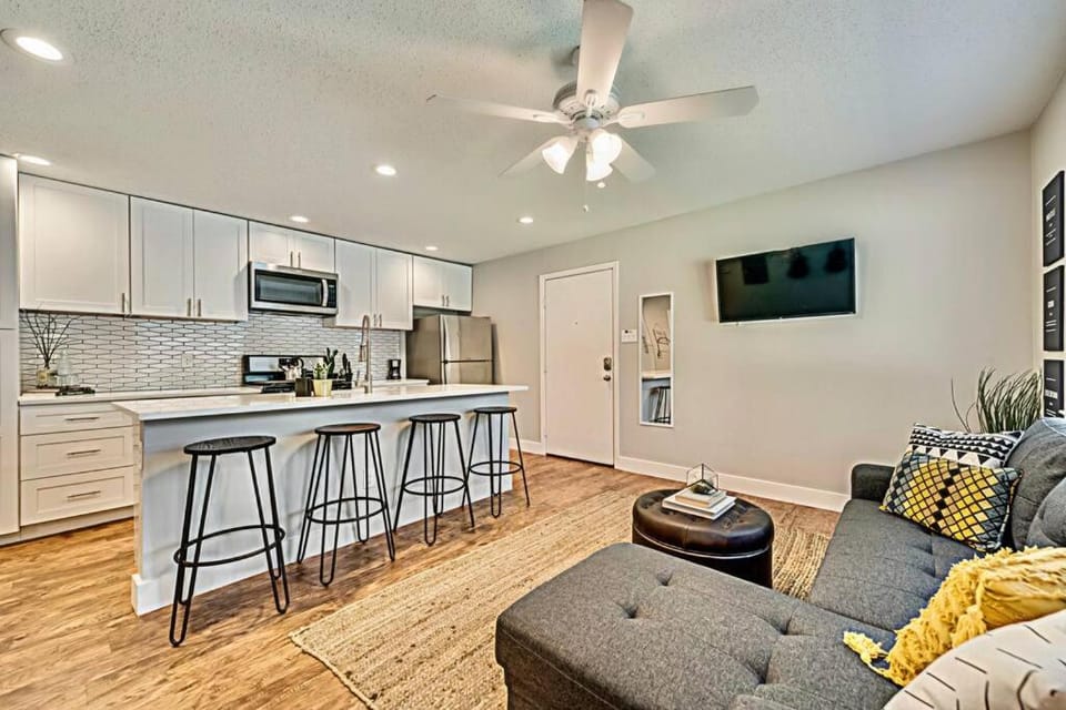Kitchen or kitchenette, Living room