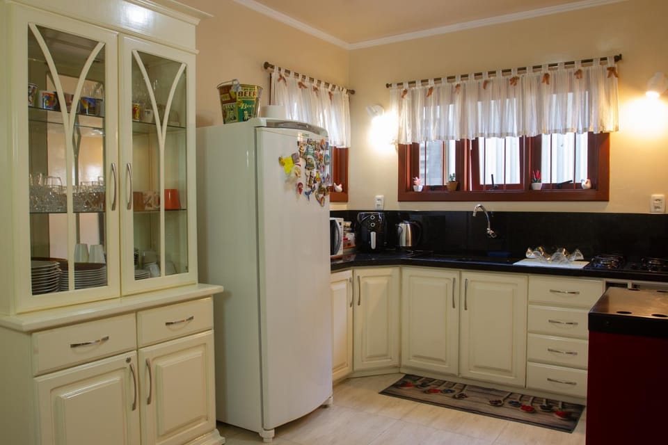 Kitchen or kitchenette, minibar, stove