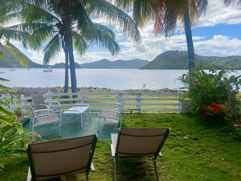 Bungalow Anolis face à la mer à 2 min de la plage. House in Leeward Islands