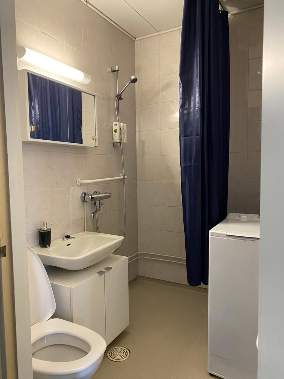 Shower, Toilet, Bathroom, towels, washing machine