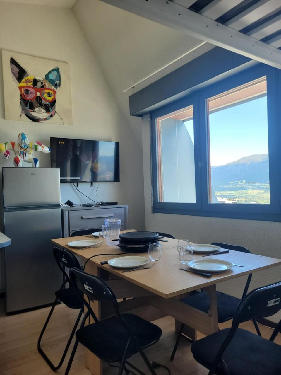 Living room, Mountain view, Meals