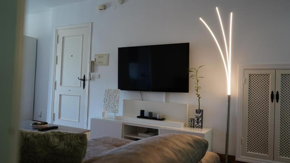 Communal lounge/ TV room, TV and multimedia, Living room, Seating area, Evening entertainment