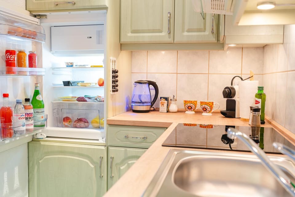 Coffee/tea facilities, Kitchen or kitchenette, stove