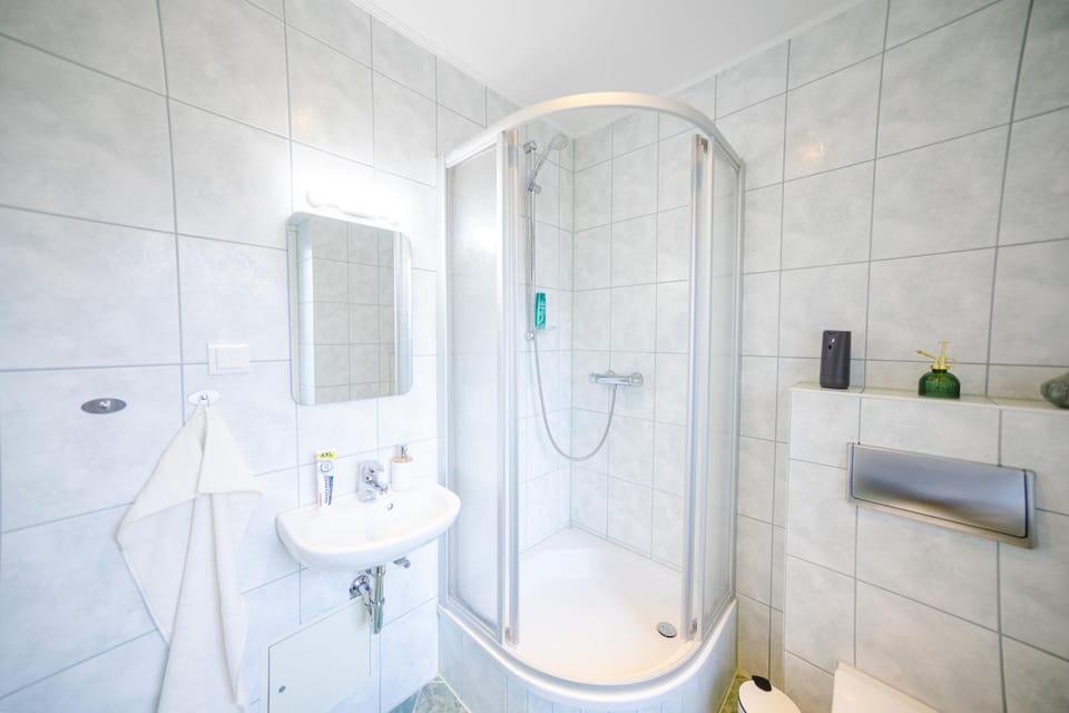 Shower, Bathroom, towels