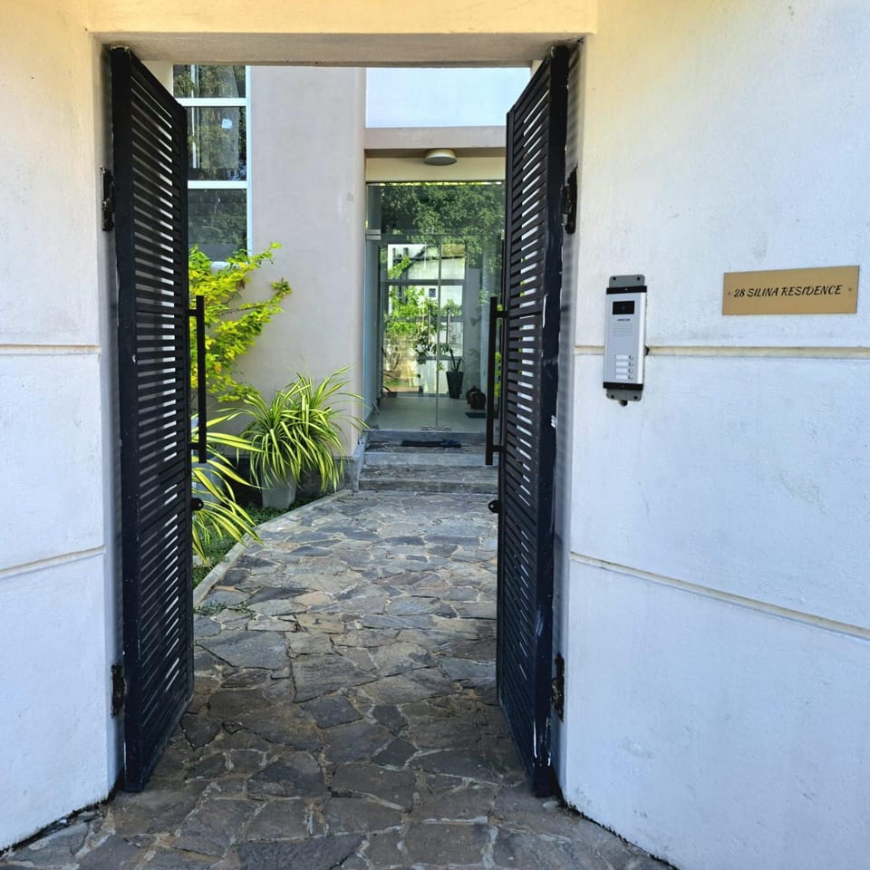 Silina Airport Residence & Transit Hotel Bed and Breakfast in Negombo