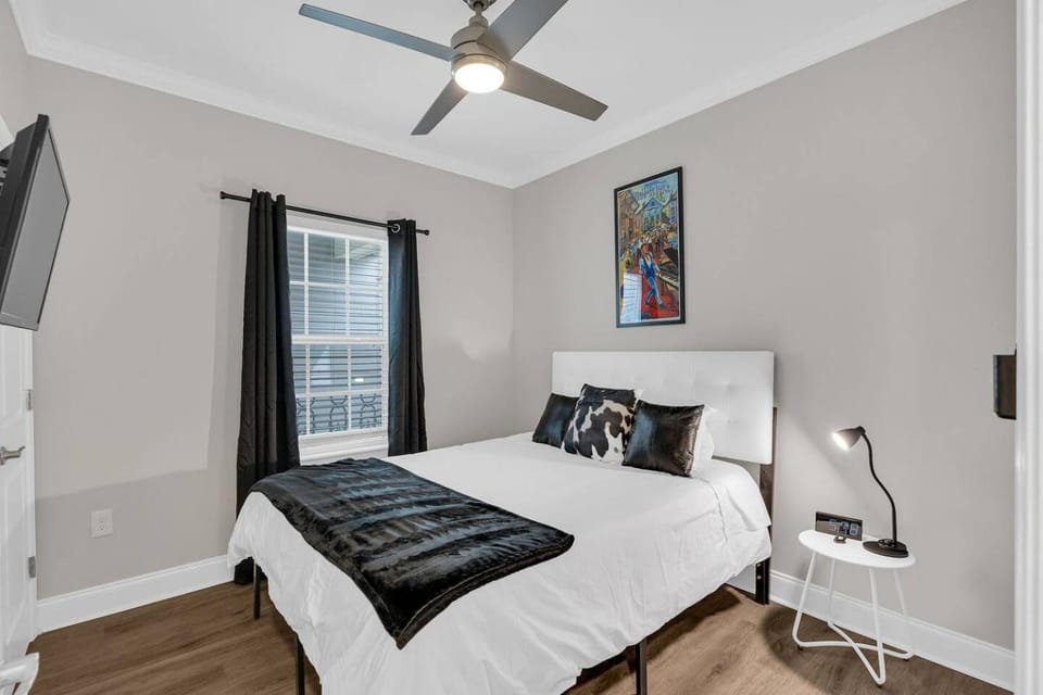 Spacious 3BR home w fenced backyard House in New Orleans