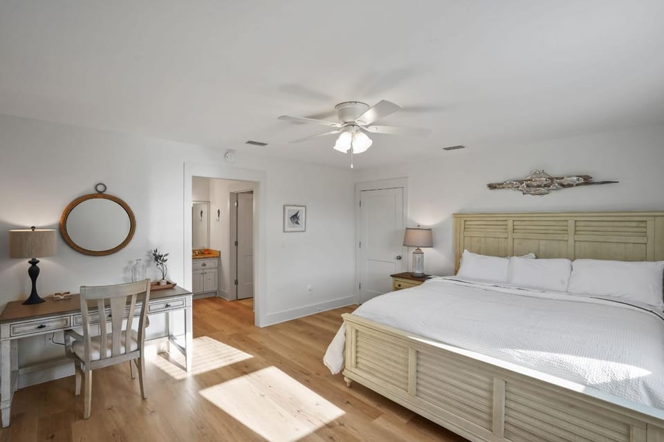 Southern Mermaid Cottage- Pet Friendly Fenced House in St Joe Beach
