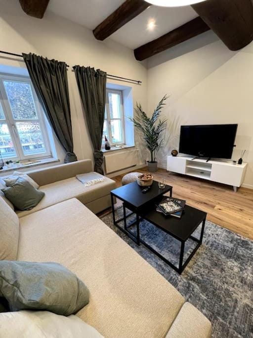 Communal lounge/ TV room, TV and multimedia, Living room, Seating area, Evening entertainment