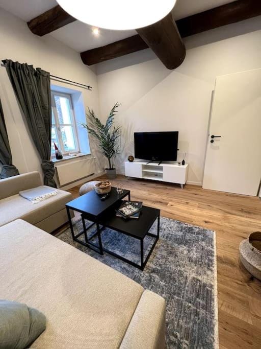 Communal lounge/ TV room, TV and multimedia, Living room, Seating area, Evening entertainment