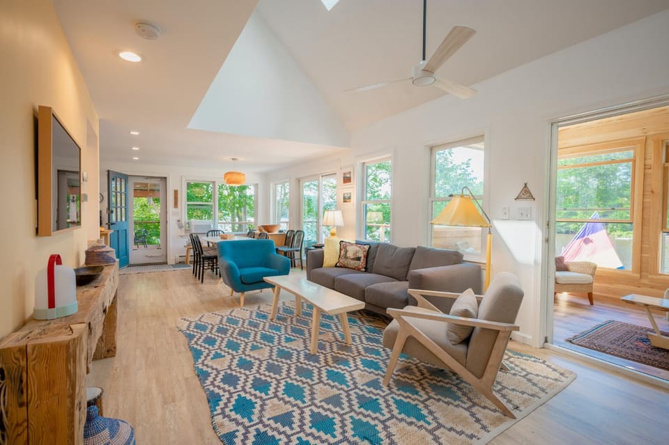 Living room, Dining area, Lake view