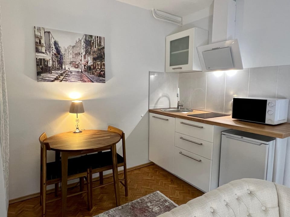 Kitchen or kitchenette, Dining area, minibar, stove