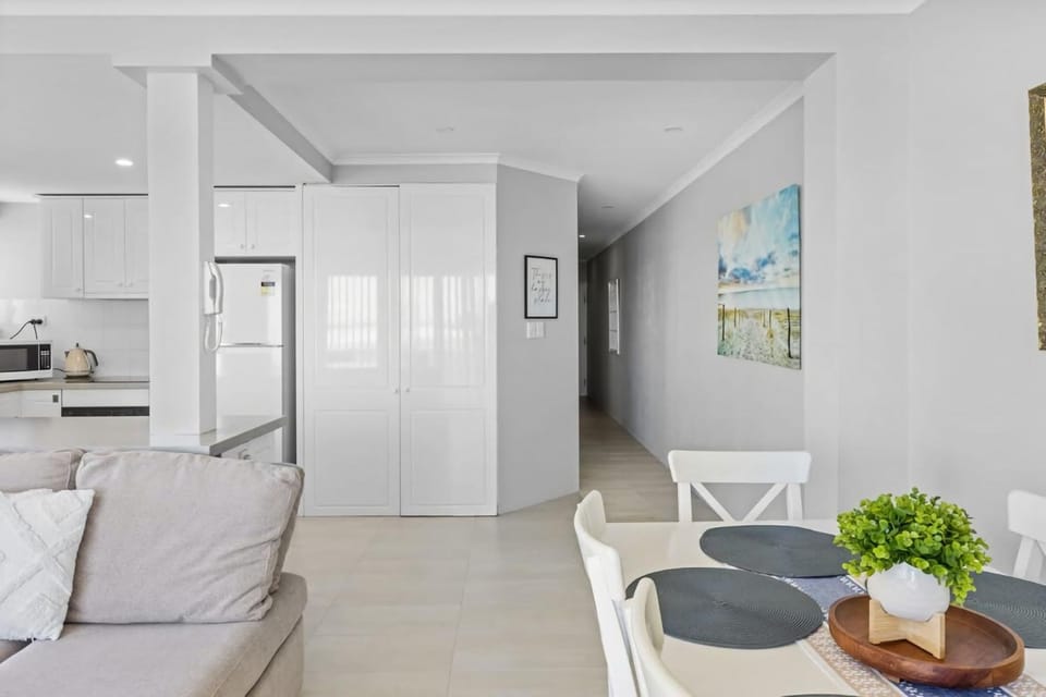 Kitchen or kitchenette, Living room, Seating area, Dining area, oven