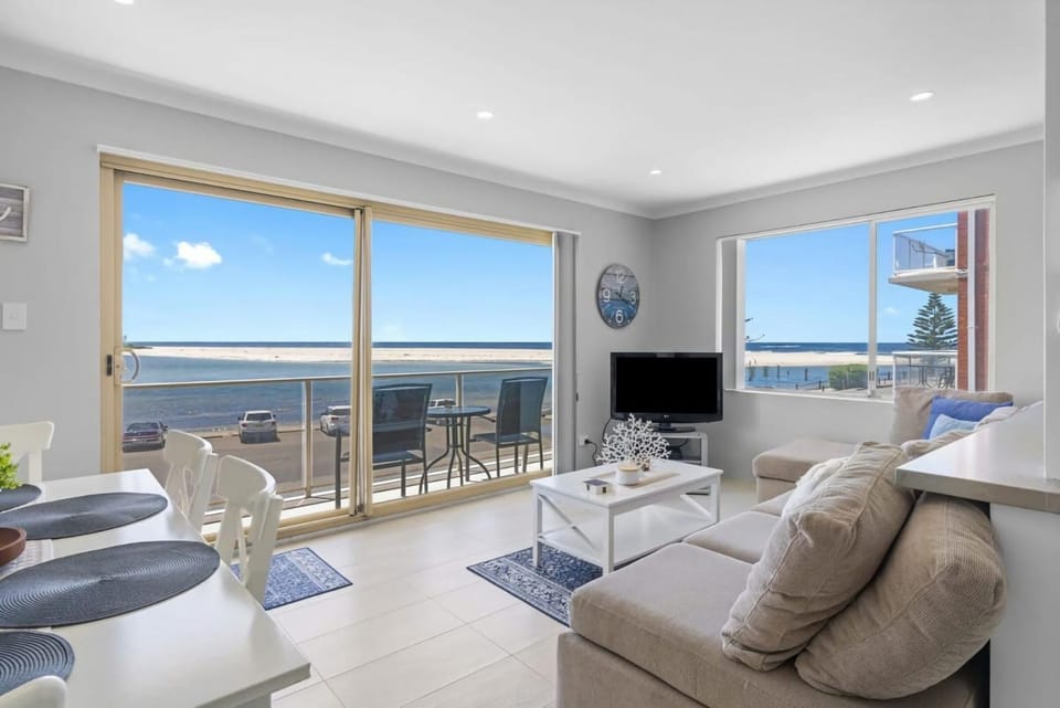 Natural landscape, TV and multimedia, View (from property/room), Balcony/Terrace, Living room, Seating area, Evening entertainment, Sea view