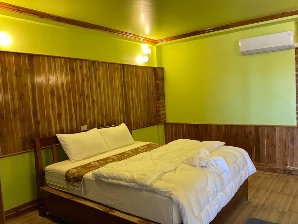Photo of the whole room, air conditioner