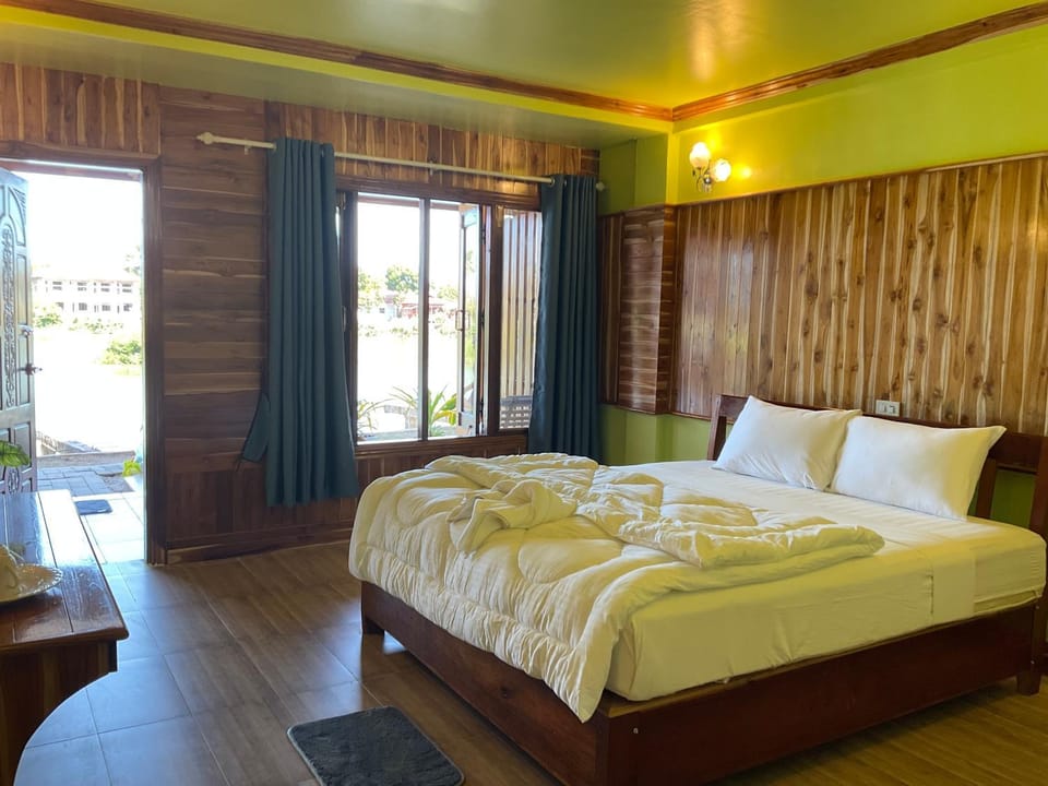 Photo of the whole room, Bedroom, towels