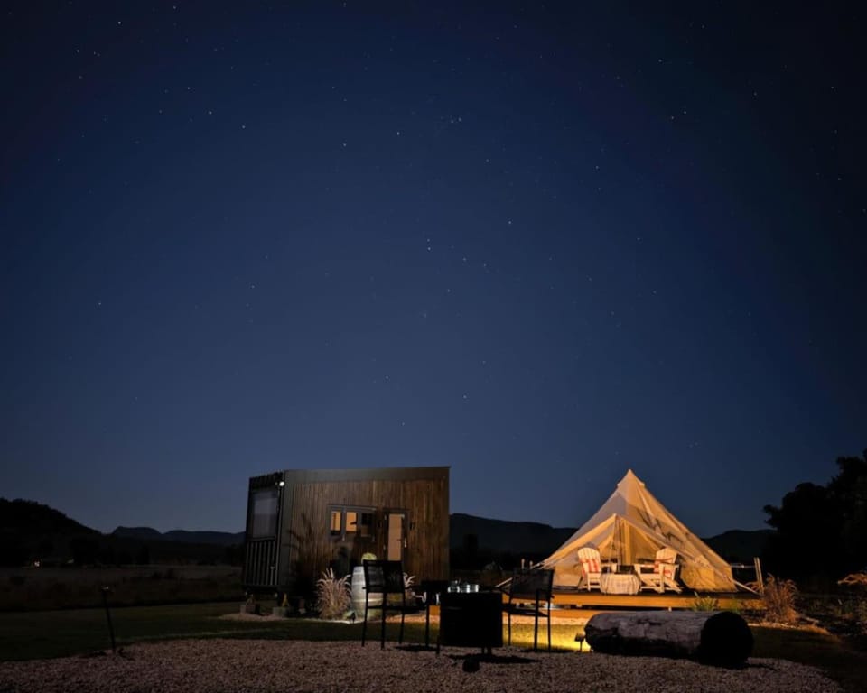 Glamping Vineyard Getaway with Luxury Amenities Luxury tent in Broke