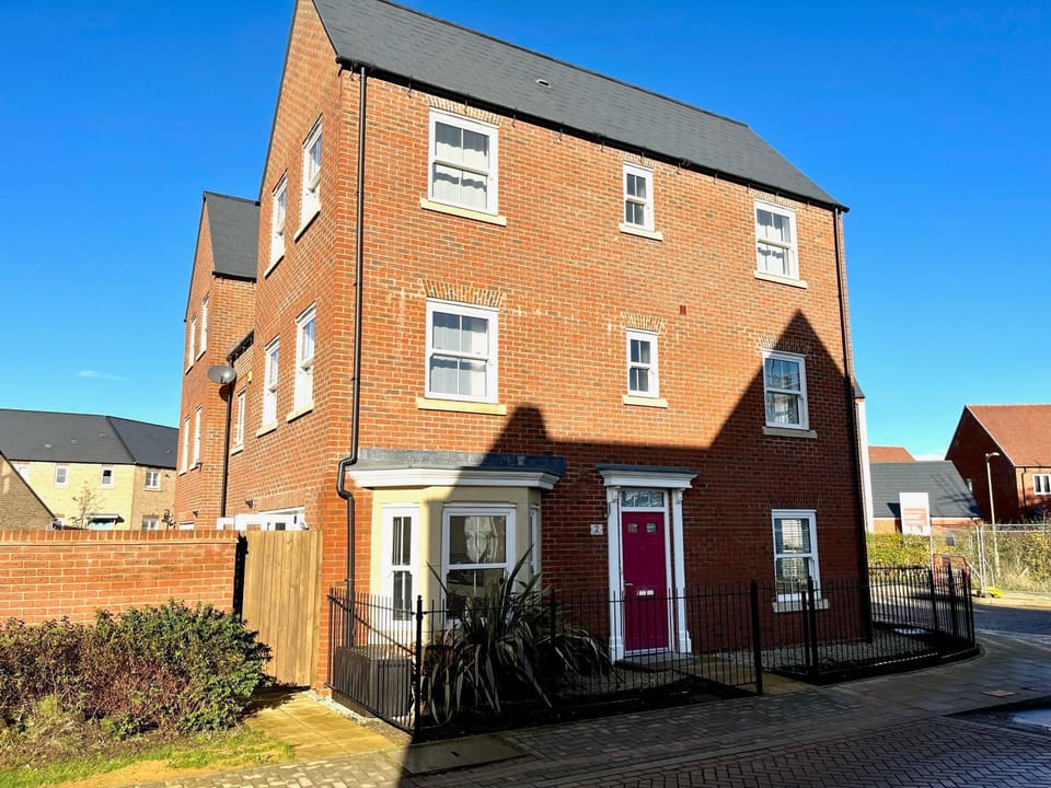 Lovely 4 doubled bedroomed townhouse in Bicester near to Bicester Village House in Cherwell District