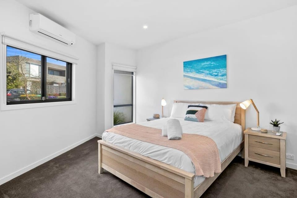Bed, Bedroom, air conditioner