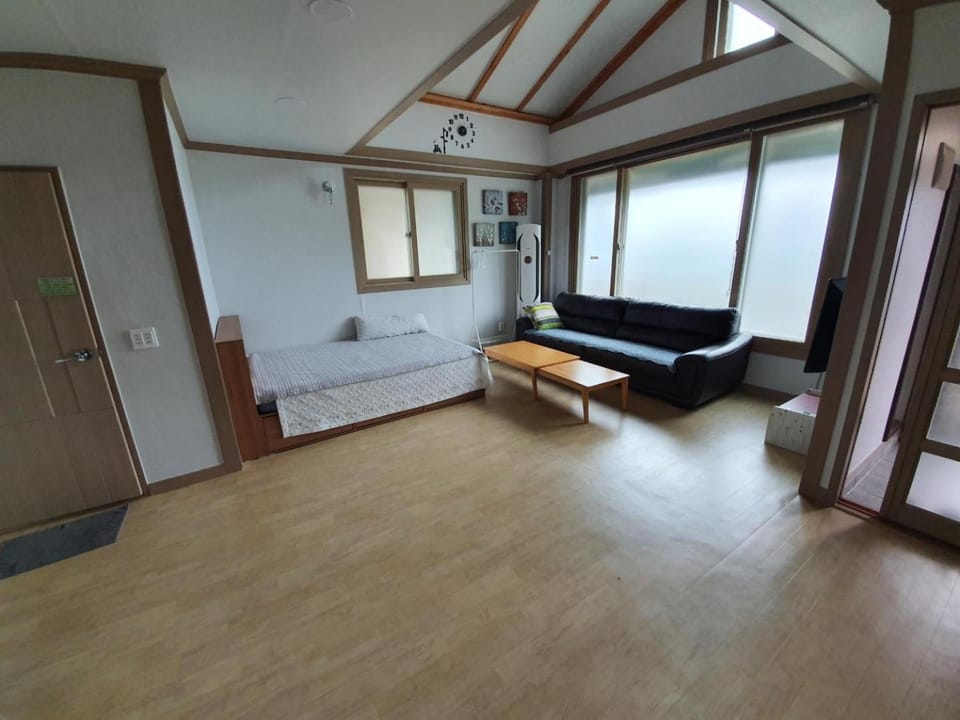 Bed, Living room, Photo of the whole room, Seating area, Bedroom